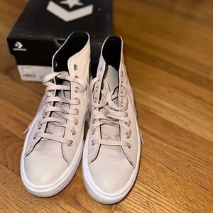 Women Converse, size 10 , Color: Tan
Worn once. Price reflects any imperfections